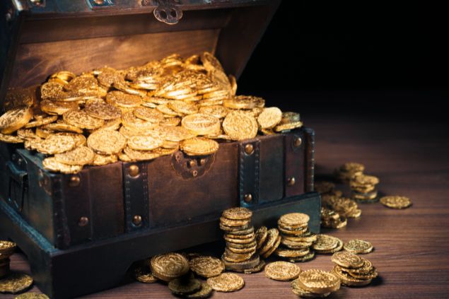 Imagem de um baú contendo moedas de oura, uma das oferendas para o cigano Juan da Umbanda.