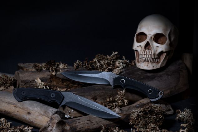 Imagem de um crânio (caveira) e várias facas, uma das oferendas para o Exu Morcego da Umbanda.