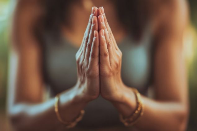 Any_tka de anytka / Canva Imagem das mãos de uma mulher, em posição de oração.