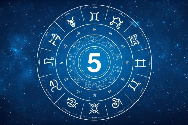 Imagem de uma mandala astrológica com os glifos dos 12 signos e no centro dela o número 5. 