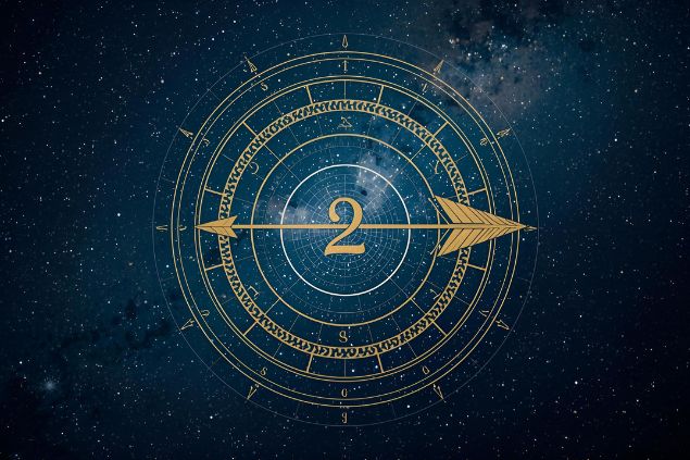 Imagem do glifo de sagitário que tem uma flecha junto com o número 2 no centro de uma mandala astrológica com fundo do universo.