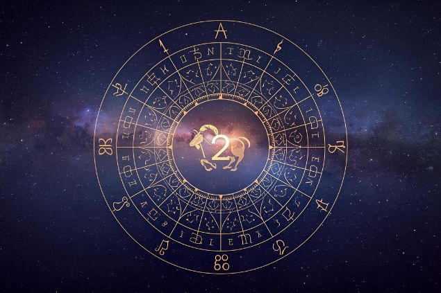 Imagem do glifo de capricórnio junto com o número 2 no centro de uma mandala astrológica com fundo do universo.