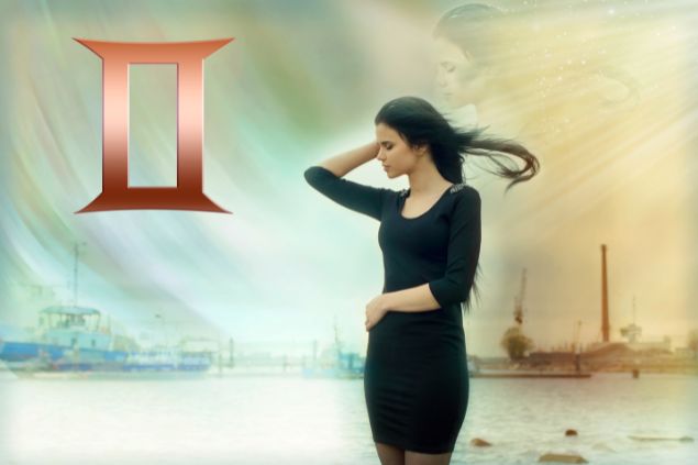 Dzhulbee / Getty Images / Canva Imagem de uma mulher usando um vestido preto e ao fundo um porto com navios atracados. Ao lado, o glifo do signo de gêmeos.