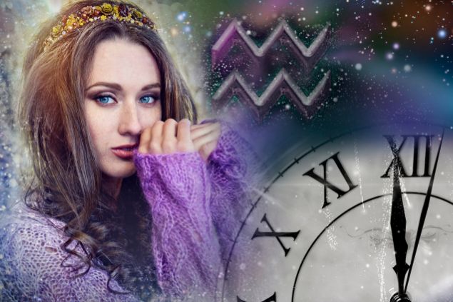 Dzhulbee / Getty Images / Canva Imagem de uma mulher usando uma blusa lilás ao lado de um relógio, e sobre ele, o glifo do signo de aquário.