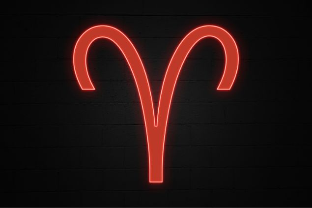 Imagem de fundo preto e em destaque o glifo do signo de áries na cor vermelha.