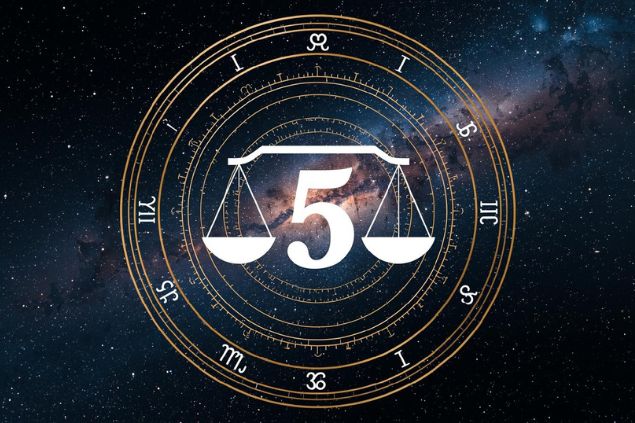 Imagem do glifo de libra junto com o número 5 posicionados no centro de uma mandala astrológica com fundo do universo.
