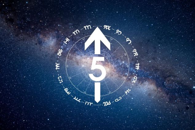 Canva/horoscopovIrtuAl Imagem do glifo de sagitário que é uma flecha apontando para cima, junto com o número 5 posicionados no centro de uma mandala astrológica com fundo do universo.