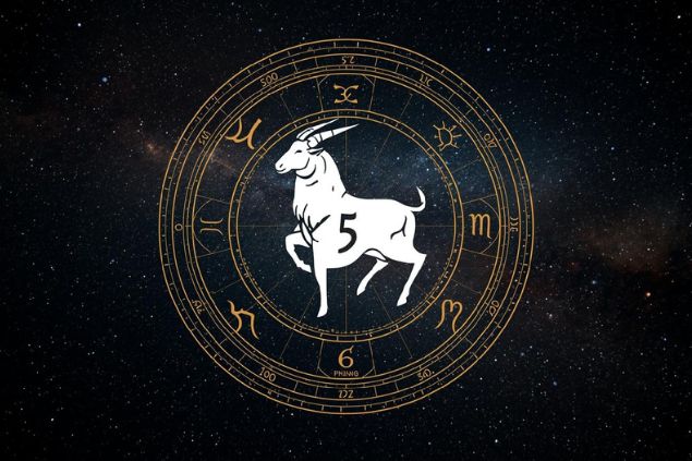 Imagem do glifo de capricórnio junto com o número 5 no centro de uma mandala astrológica com fundo do universo.