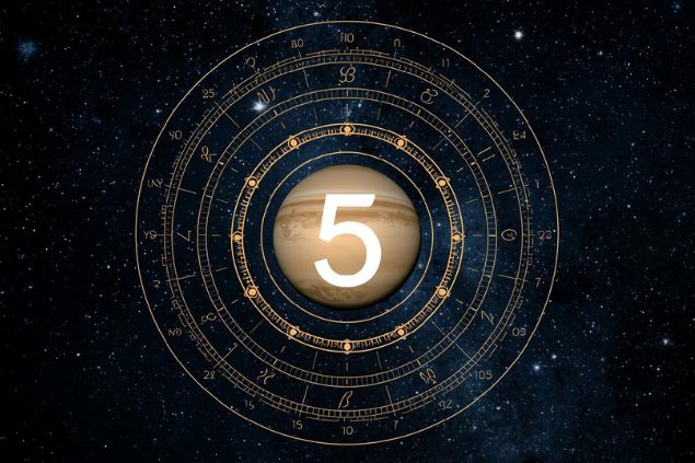 Canva/horoscopovIrtuAl Imagem de Plutão dentro de uma mandala astrológica com o número 5 no centro.