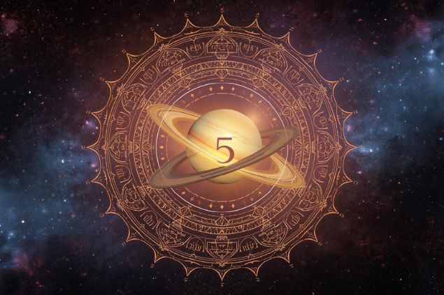 Imagem de Saturno dentro de uma mandala astrológica com o número 5 no centro.