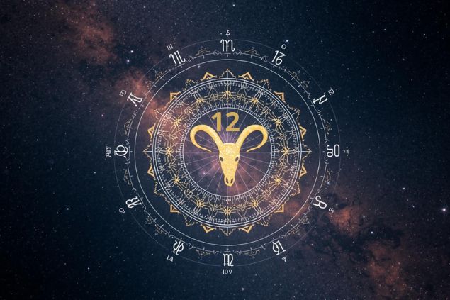 Imagem do glifo de áries e o número 12 no centro de uma mandala astrológica com fundo do universo.