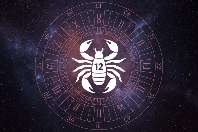 Imagem do glifo de escorpião junto com o número 12 no centro de uma mandala astrológica com fundo do universo.