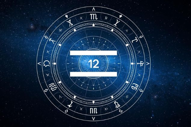 Imagem do glifo de aquário representando por duas linhas horizontais e o número 12 no centro de uma mandala astrológica com fundo do universo.