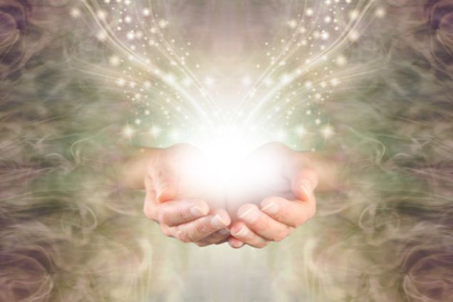 Imagem das mãos unidas emanando muita energia, simbolizando a técnica do Reiki.