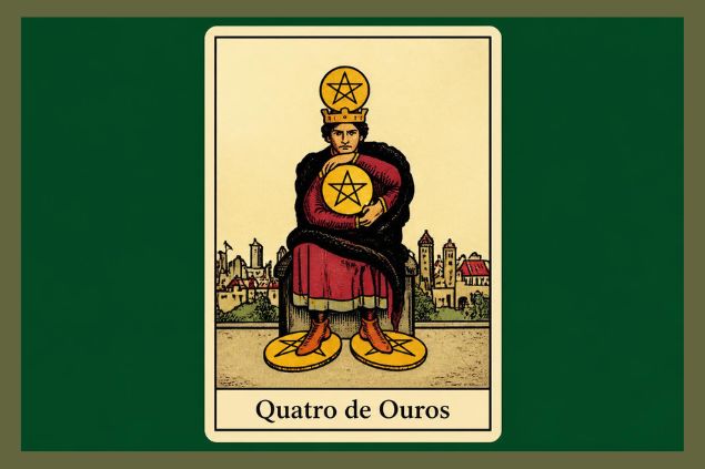 Imagem da carta do Quatro de Ouros, onde uma figura humana aparece sentada, segurando uma moeda junto ao peito. Outro ouro repousa sobre sua cabeça, enquanto dois permanecem sob seus pés. 