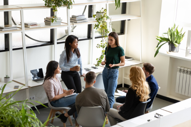 Imagem de várias pessoas reunidas em um ambiente corporativo muito clean e confortável, simbolizando o conceito de uma interação mais suave e tranquila e leve.