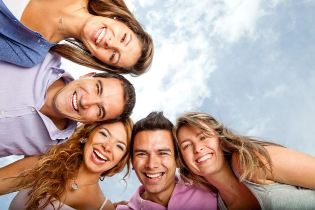 Imagem de pessoas sorrindo, lindas e atraentes, representando o signo de leão.