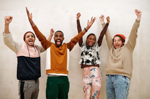 Imagem de pessoas de várias etnias e raças, todas felizes e cheias de energia, representando o signo de sagitário.