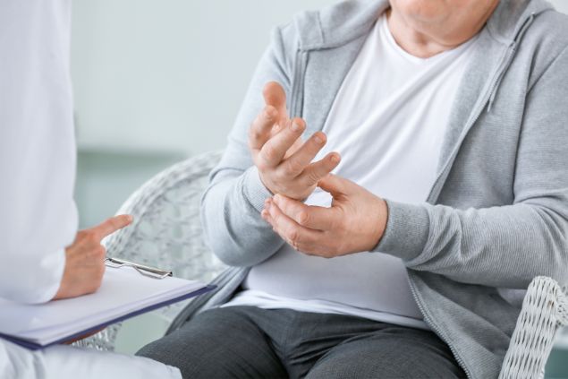 Imagem de um médico consultando um paciente com Parkinson, orientando-o ao uso da acupuntura para ajudar no tratamento da doença.
