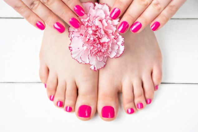 Imagem de mãos e pés com as unhas pintadas na cor pink