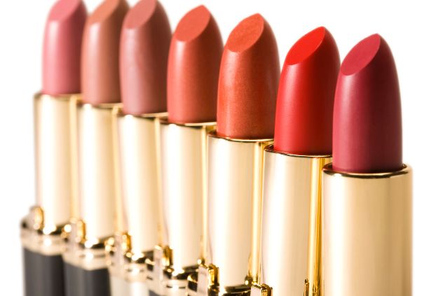 Imagem de vários batons com tonalidades diferentes, representando o cosmético ideal para o signo de touro
