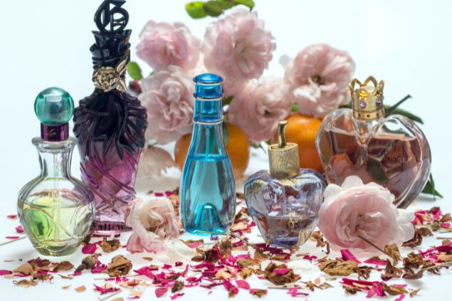 Imagem de vários vidros de perfumes, simbolizando o cosmético do signo de libra.