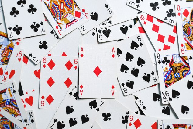 Imagem de várias cartas do baralho, representando os arcanos menores no tarot