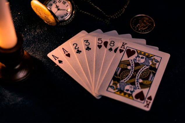 Imagem de várias cartas de baralho recebendo um banho de luz como ritual de proteção.
