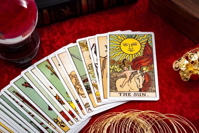 Imagem de várias cartas do tarot dos arcanos menores dispostas sobre uma mesa.