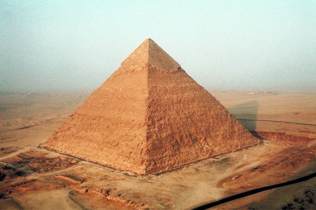 Imagem de uma pirâmide no meio do deserto.