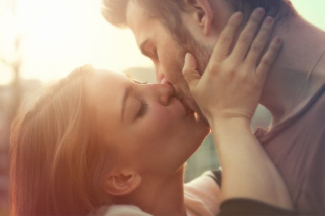 Imagem de um casal do signo de áries e seu estilo de beijo quente e cheio de intensidade. 