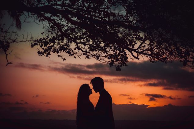 Imagem de um casal do signo de câncer e seu estilo de beijo cheio de romantismo e carinho