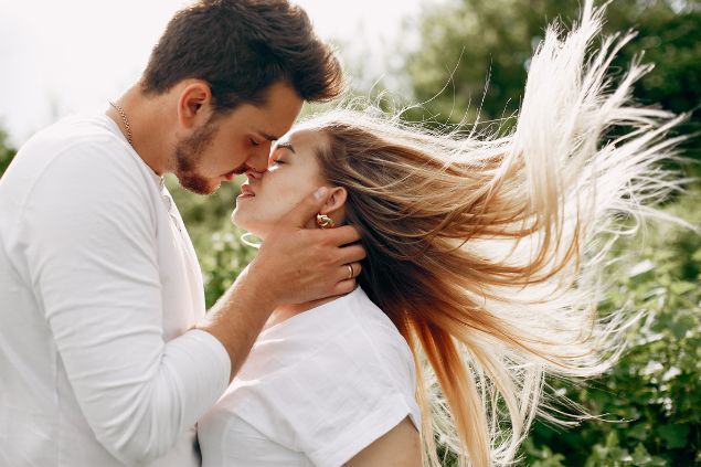Imagem de um casal do signo de virgem e seu estilo de beijo intenso