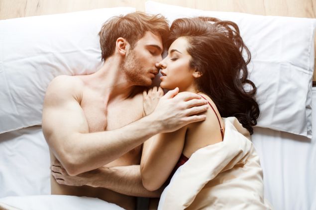 Imagem de um casal do signo de capricórnio e seu estilo de beijo carinhoso e íntimo