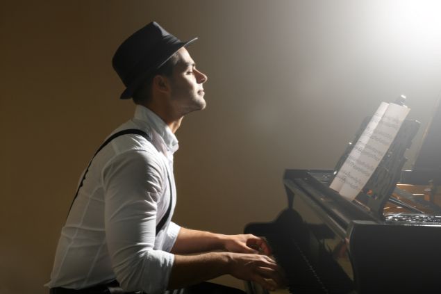 Imagem de um jovem músico tocando o seu piano.