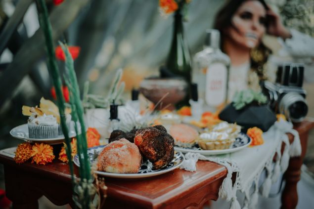 Imagem de um altar com vários tipos de elementos que completam várias travesas com oferendas.