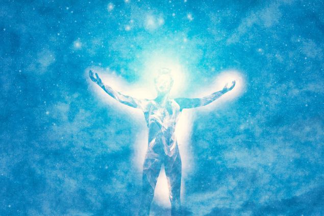 Imagem de fundo azul trazendo o conceito de espiritismo, energia, luz e divindade em forma de uma silhueta humana, um espírito de luz.