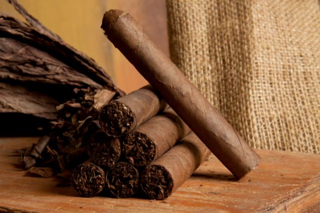 Imagem de alguns cigarros de charuto, um dos elementos utilizados pelo Caboclo Pena Branca.