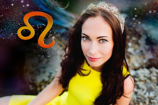 Imagem de fundo colorido, em destaque uma mulher usando um vestido amarelo e uma tiara de pedras, representando o signo de Leão.