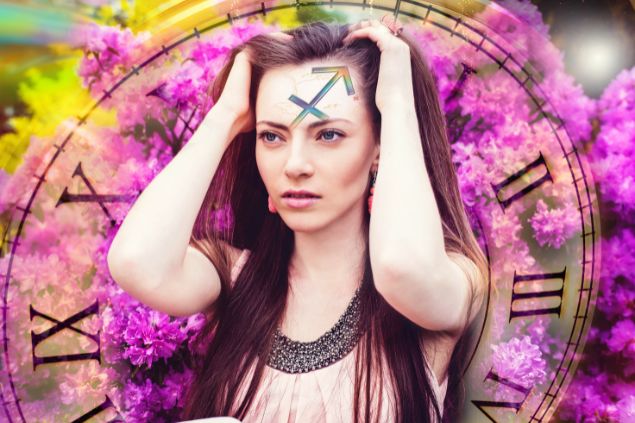 Imagem de fundo de um relógio, em destaque uma mulher usando um vestido rosé, representando o signo de Sagitário