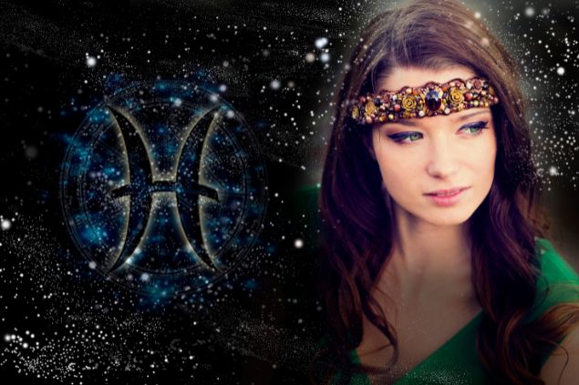 Imagem de fundo colorido, em destaque uma mulher usando um vestido verde e uma tiara de pedras, representando o signo de Peixes.