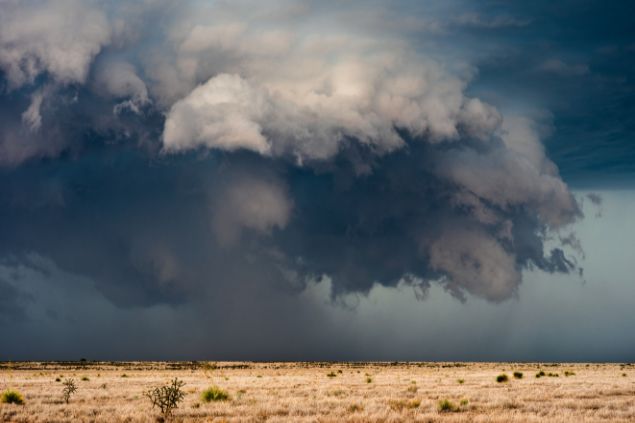Nuvens de tempestade de vento e mau tempo