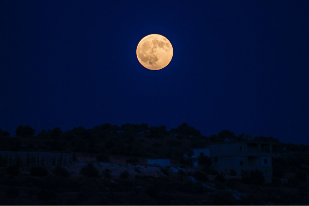 Lua cheia em uma noite azulada
