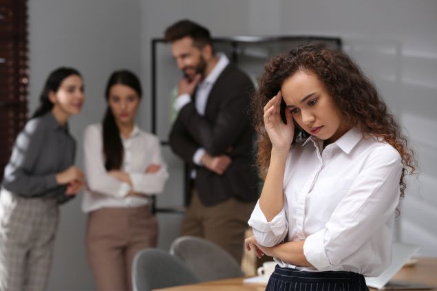  Mulher excluída no trabalho.