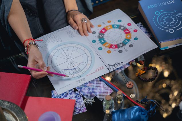 Mulher fazendo mapa astral.