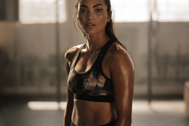 Mulher treinando.