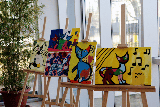  Exibição de quadros de artes em galeria. 