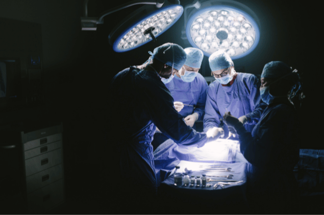 Médicos em plantão cirúrgico. 