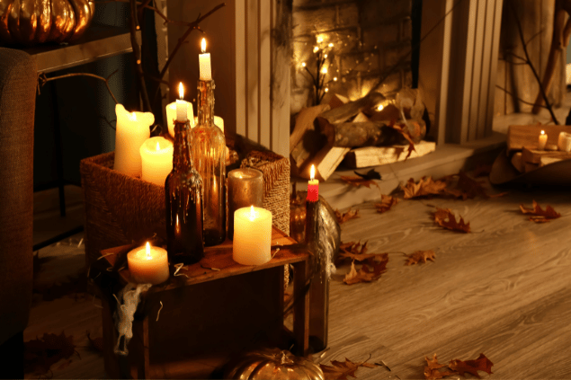 Um quarto repleto de velas acesas