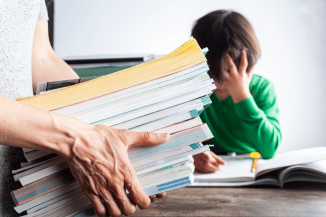 Mãe exigente e ambiciosa trazendo mais livros para o filho estudar.